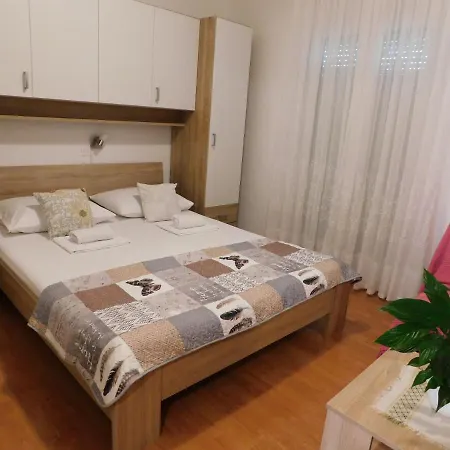 Salus Apartman Pag Town